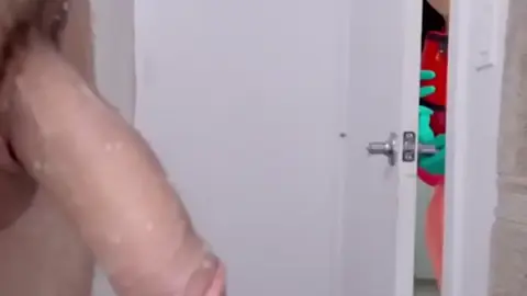 أخت تشوف زب أخوها وتصوره وهو بينيكها - سكس محارم