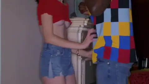 بنت سمراء رفيعة تلتهم زب أسود ضخم بكل جوع ومتعة سكس ساخن