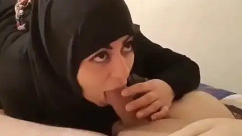 محجبة خليجية تمص الزب باحتراف - سكس محجبات خليجي HD
