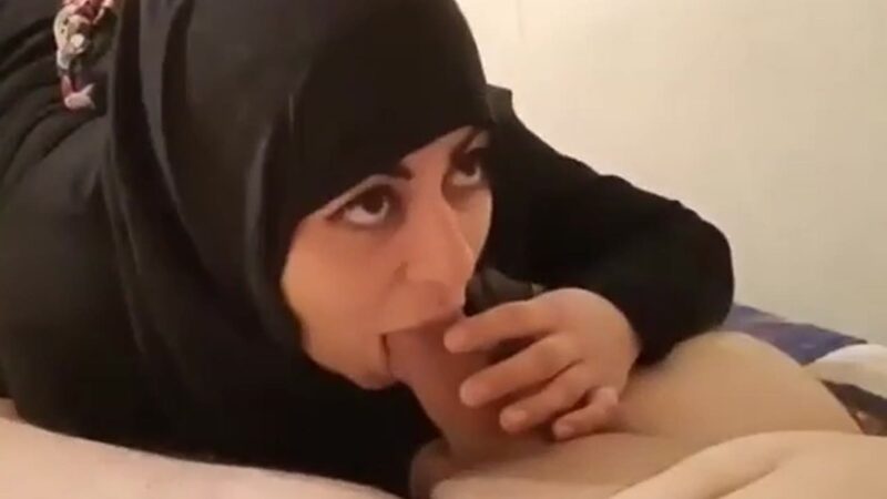محجبة خليجية تمص الزب باحتراف – سكس محجبات خليجي HD