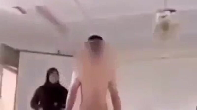 سكس عربي فضيحة أستاذة تتناك من تلميذها بقوة HD