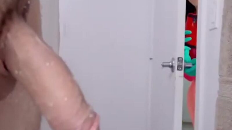 أخت تشوف زب أخوها وتصوره وهو بينيكها – سكس محارم