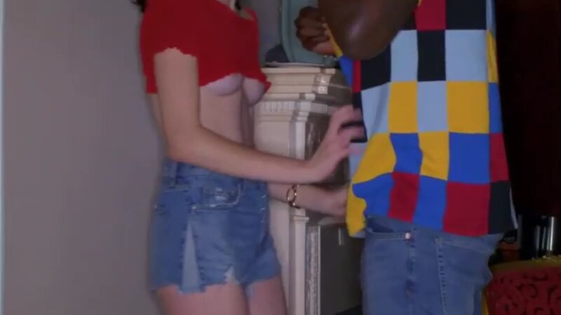 بنت سمراء رفيعة تلتهم زب أسود ضخم بكل جوع ومتعة سكس ساخن