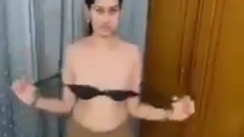 نودز مصرية – هناء تفتح رجليها وتدعك كسها